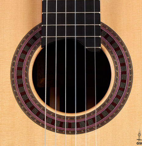 The rosette of a 2022 Wolfgang Jellinghaus "Signature SP/SP" double top classical guitar made of spruce and ziricote