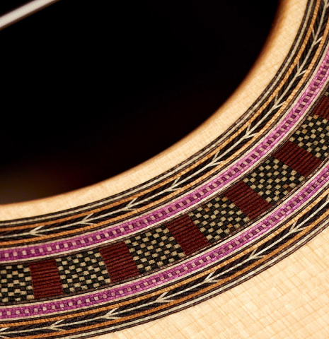 The rosette of a 2022 Wolfgang Jellinghaus "Signature SP/SP" double top classical guitar made of spruce and ziricote