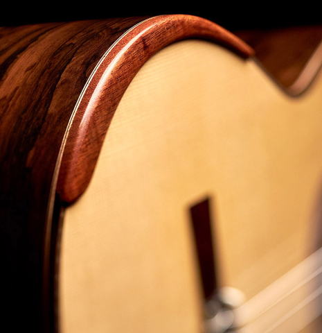The side of a 2022 Wolfgang Jellinghaus "Signature SP/SP" double top classical guitar made of spruce and ziricote
