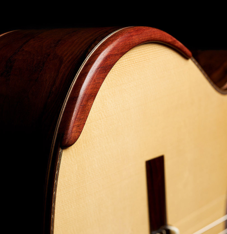 The top, side and armrest of a 2024 Wolfgang Jellinghaus "Signature SP/SP" double top classical guitar made of spruce and ziricote