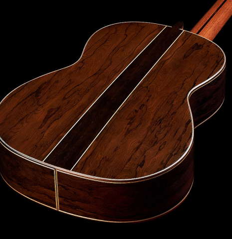 The back and sides at the foot of a 2024 Wolfgang Jellinghaus "Signature SP/SP" double top classical guitar made of spruce and ziricote