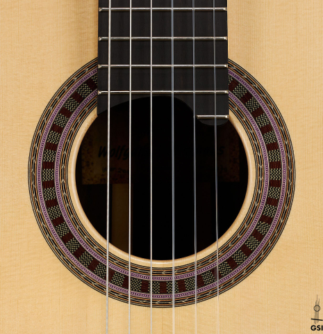 The rosette of a 2024 Wolfgang Jellinghaus "Signature SP/SP" double top classical guitar made of spruce and ziricote