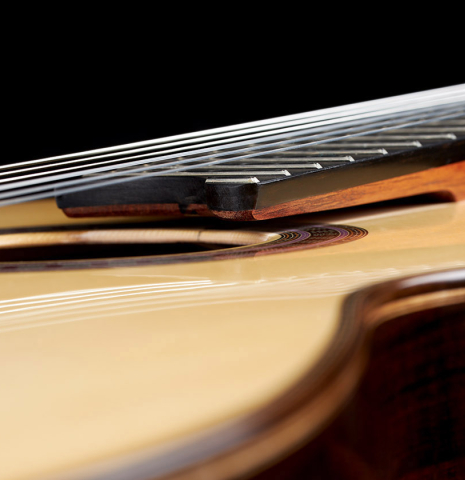 The elevated and floating fingerboard of a 2024 Wolfgang Jellinghaus "Signature SP/SP" double top classical guitar made of spruce and ziricote