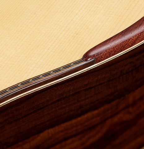 The soundboard and side armrest of a 2024 Wolfgang Jellinghaus "Signature SP/SP" double top classical guitar made of spruce and ziricote