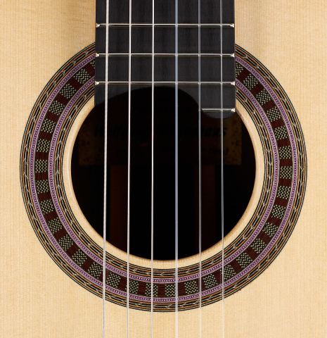The rosette of a 2024 Wolfgang Jellinghaus "Signature SP/SP" double top classical guitar made of spruce and ziricote