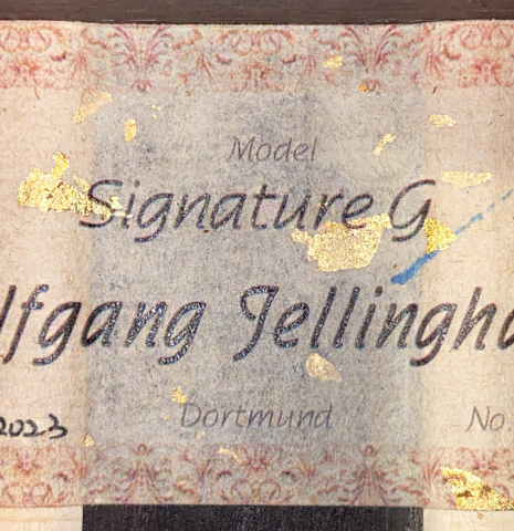 The label of a 2023 Wolfgang Jellinghaus &quot;Signature SP/SP 640&quot; classical guitar made of spruce and granadillo.