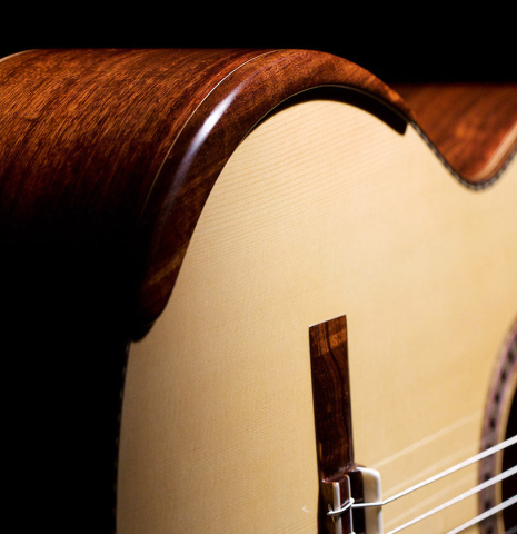 The arm rest of a 2023 Wolfgang Jellinghaus &quot;Signature SP/SP 640&quot; classical guitar made of spruce and granadillo.