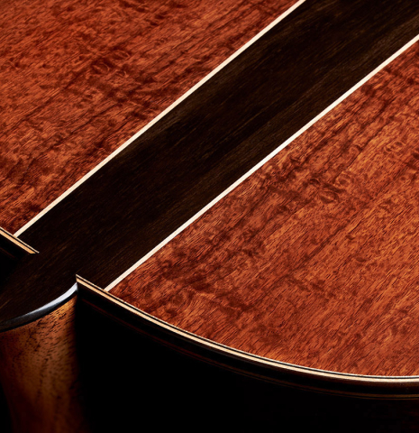 The heel and back with central wedge of a 2024 Wolfgang Jellinghaus "Signature SP/SP 640" classical guitar made of spruce and granadillo