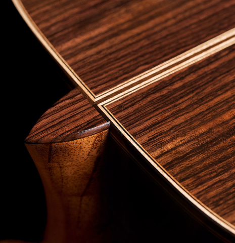 The heel, back binding and purfling of a Wolfgang Jellinghaus "Bavaria A" classical guitar made of spruce and Indian rosewood