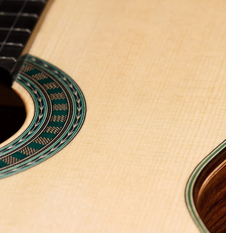 The soundboard of a Wolfgang Jellinghaus "Bavaria A" classical guitar made of spruce and Indian rosewood