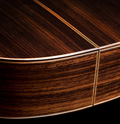 The back and sides at the foot of a Wolfgang Jellinghaus "Bavaria A" classical guitar made of spruce and Indian rosewood