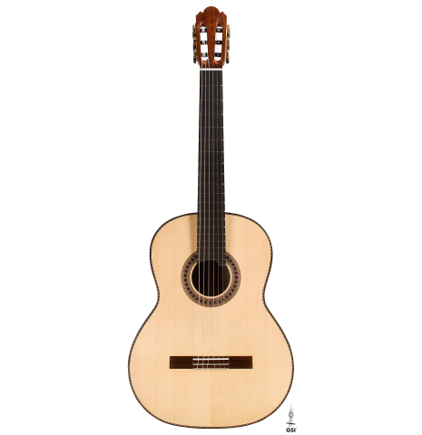 The front of a Wolfgang Jellinghaus "Alemana EF SP/CD" double top classical guitar made of spruce and African rosewood