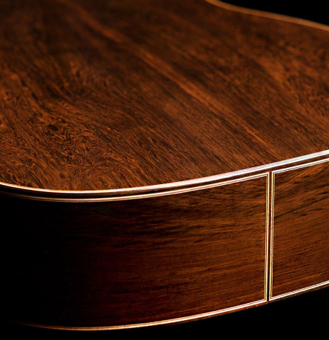 The back and sides at the foot of a Wolfgang Jellinghaus "Bavaria A" classical guitar made of spruce and African rosewood