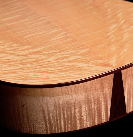 The back and sides at the foot of a Wolfgang Jellinghaus "La Romantica 1a - clear" classical guitar made of spruce and maple