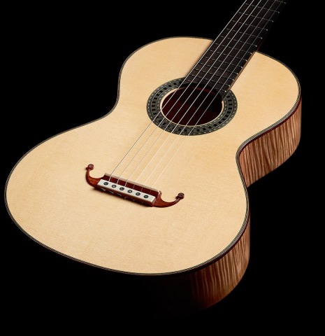 The soundboard and sides of a Wolfgang Jellinghaus "La Romantica 1a - clear" classical guitar made of spruce and maple