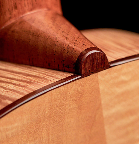 The heel and back binding of a Wolfgang Jellinghaus "La Romantica 1a - clear" classical guitar made of spruce and maple