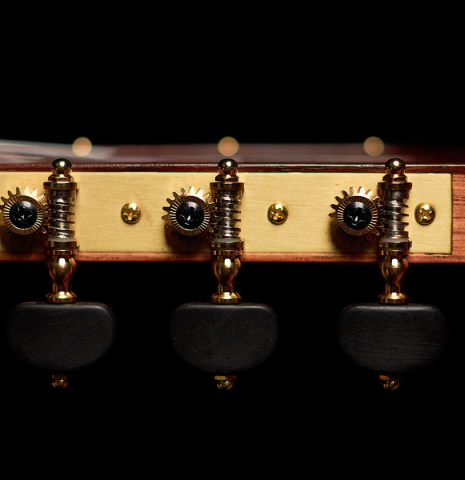 The tuning machines of a Wolfgang Jellinghaus "La Romantica 1a - clear" classical guitar made of spruce and maple