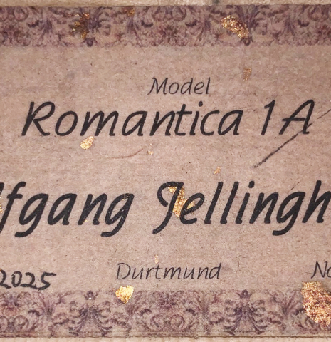 The label of a Wolfgang Jellinghaus "La Romantica 1a - clear" classical guitar made of spruce and maple