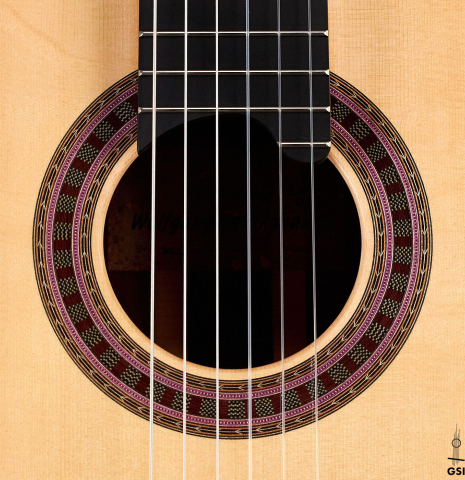 The rosette of a 2022 Wolfgang Jellinghaus "Signature SP/SP 630" double top guitar made of spruce and granadillo