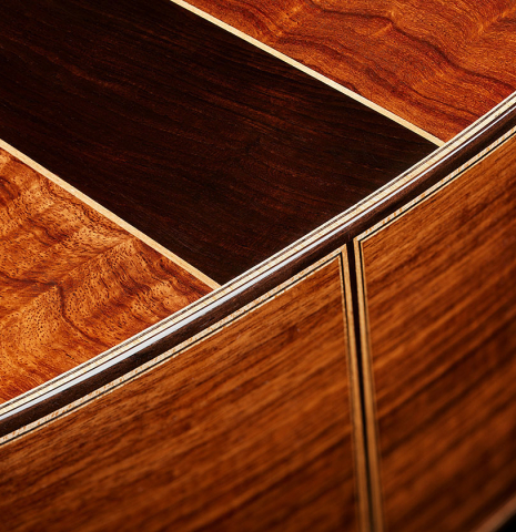 The central wedge on the back at the foot of a 2025 Wolfgang Jellinghaus "Signature CD/CD 630" classical guitar made of cedar and granadillo