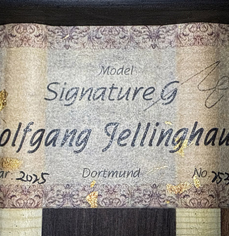 The label of a 2025 Wolfgang Jellinghaus "Signature CD/CD 630" classical guitar made of cedar and granadillo