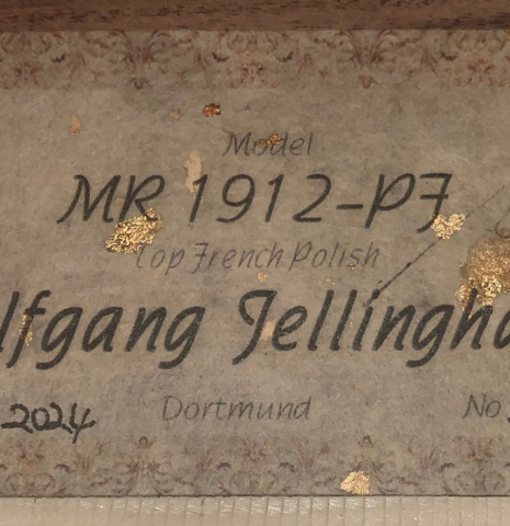The label of a Wolfgang Jellinghaus "1912 Ex-Segovia" classical guitar made of spruce and Pau Ferro.