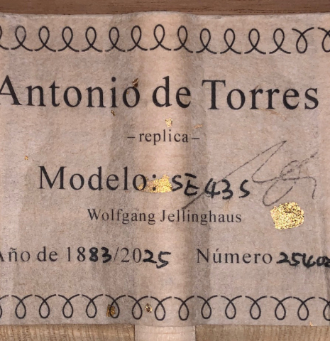 The label of a Wolfgang Jellinghaus “Torres 43 - clear” classical guitar made with spruce and maple.