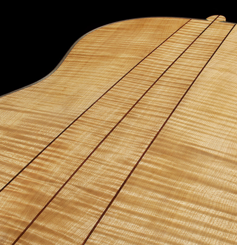 The four-piece back of a Wolfgang Jellinghaus “Torres 43” classical guitar made of spruce and maple and clear finish