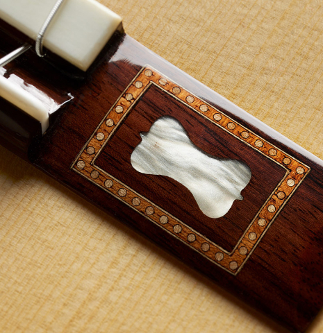 The bridge inlays of a Wolfgang Jellinghaus “Torres 43” classical guitar made of spruce and maple and clear finish