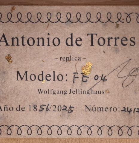 This is the label of a Wolfgang Jellinghaus "La Leona FE04 630" classical guitar made with spruce and cypress