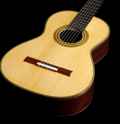 The soundboard of a Wolfgang Jellinghaus “Torres FE 13 - clear” classical guitar made with spruce and Indian rosewood