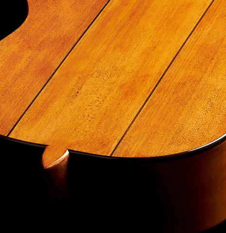 The heel and three-piece back of a Wolfgang Jellinghaus “La Leona FE 04-T” made of spruce and cypress