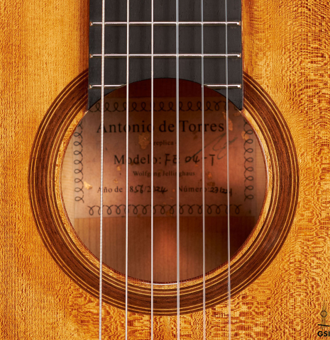 The rosette of a Wolfgang Jellinghaus “La Leona FE 04-T” made of spruce and cypress