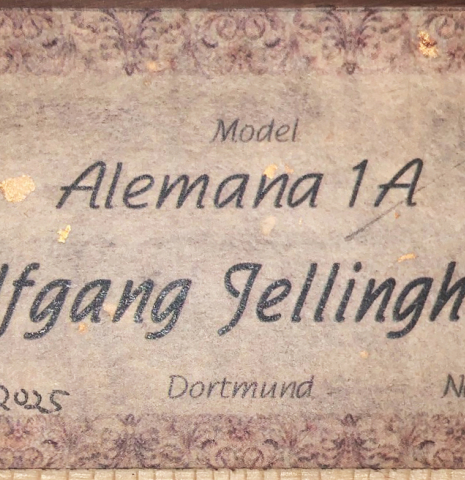 The label of a Wolfgang Jellinghaus "Alemana" 1a SP/SP" classical guitar made of spruce and African rosewood