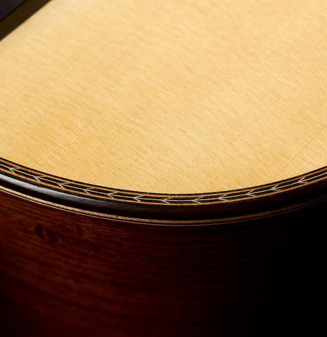 The top binding and purflings of a Wolfgang Jellinghaus "Alemana" 1a SP/SP" classical guitar made of spruce and African rosewood