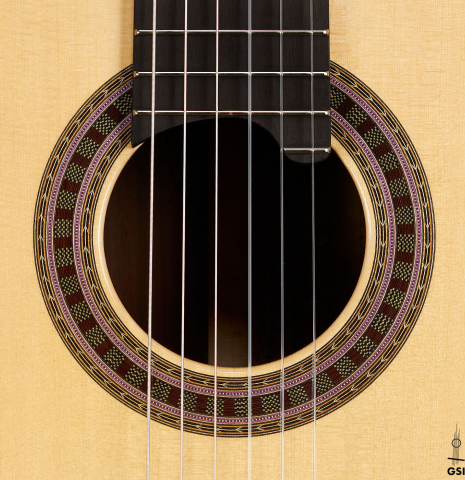 The rosette of a Wolfgang Jellinghaus "Alemana" 1a SP/SP" classical guitar made of spruce and African rosewood