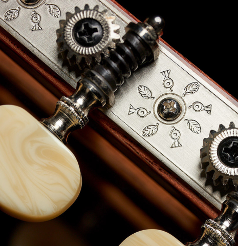 A close-up of the tuning machines of a Wolfgang Jellinghaus "Torres 77" classical guitar made of spruce and maple
