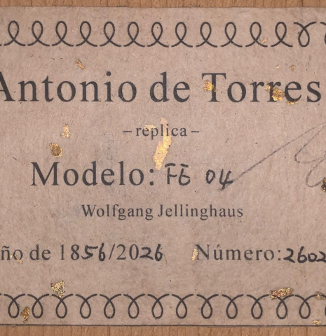 This is the label of a Wolfgang Jellinghaus "La Leona FE04 645" classical guitar made with spruce and cypress