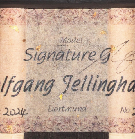 The label of a Wolfgang Jellinghaus "Signature CD/SP 640" classical guitar made of cedar and Granadillo