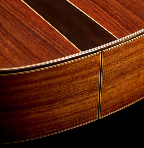 The back and sides at the foot of a Wolfgang Jellinghaus "Signature CD/SP 640" classical guitar made of cedar and Granadillo