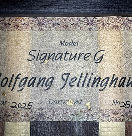 The label of a Wolfgang Jellinghaus "Signature CD/SP 640" classical guitar made of cedar and Granadillo