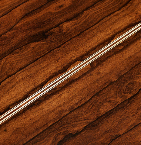 The back center seam of a Wolfgang Jellinghaus "1912 Ex-Segovia 630" classical guitar made of spruce and ziricote