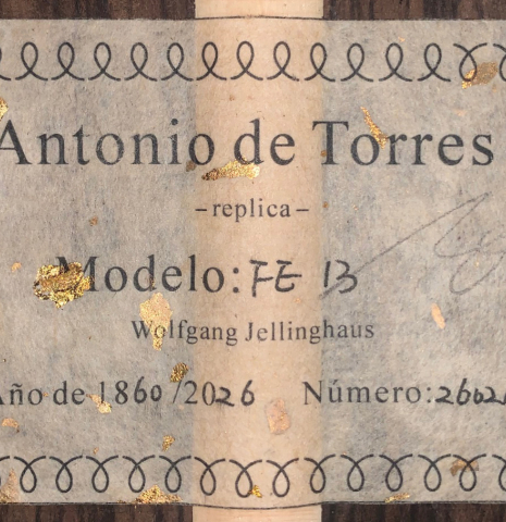 The label of a Wolfgang Jellinghaus “Torres FE 13” classical guitar with antiqued finish, made of spruce and Indian rosewood