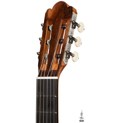 The headstock of a Wolfgang Jellinghaus “Torres FE 13” classical guitar with antiqued finish, made of spruce and Indian rosewood