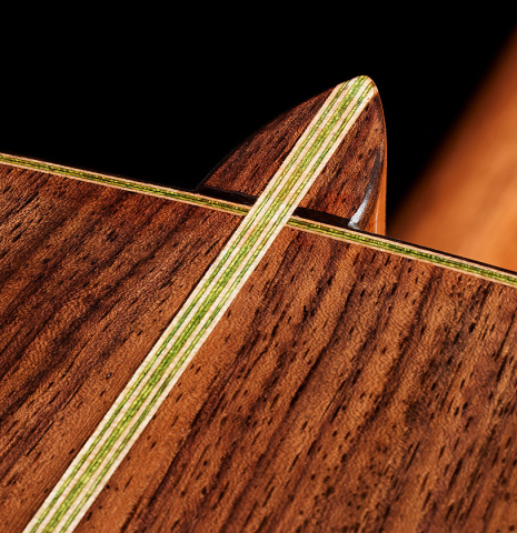 The heel, backing binding and purfling of a Wolfgang Jellinghaus “Torres FE 13” classical guitar with antiqued finish, made of spruce and Indian rosewood