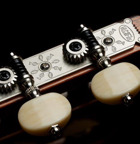 The tuning machines of a Wolfgang Jellinghaus “Torres FE 13” classical guitar with antiqued finish, made of spruce and Indian rosewood
