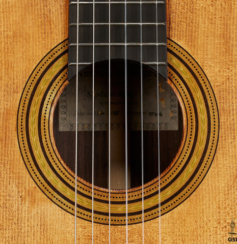 The rosette of a Wolfgang Jellinghaus “Torres FE 13” classical guitar with antiqued finish, made of spruce and Indian rosewood