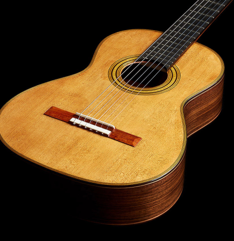 The soundboard of a Wolfgang Jellinghaus “Torres FE 13” classical guitar with antiqued finish, made of spruce and Indian rosewood