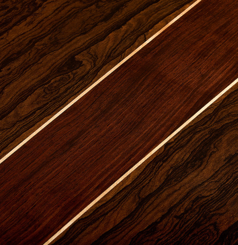 The central wedge in the back of a Wolfgang Jellinghaus "Signature SP/CD 640" classical guitar made of spruce/cedar and ziricote