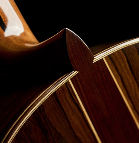 The heel, back binding and purfling of a Wolfgang Jellinghaus "Signature SP/CD 640" classical guitar made of spruce/cedar and ziricote